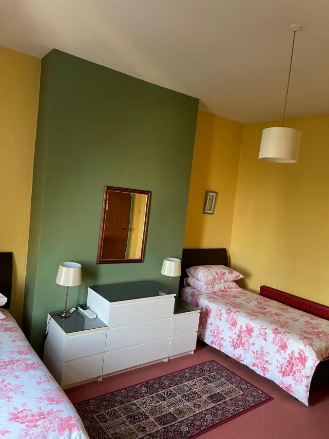 Chimneys Guest House Блэкберн Экстерьер фото